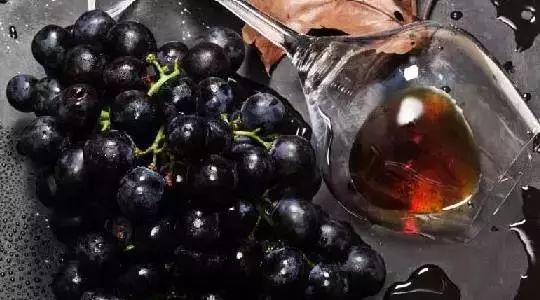 葡萄酒披著酸性的外衣，卻有一顆堿性的心