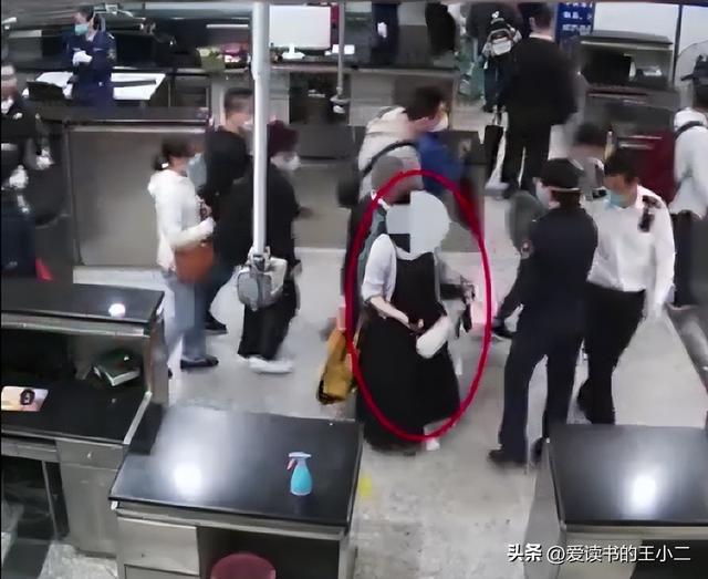 女子雙腿綁14瓶茅臺入境，估計你和我一樣會有兩個疑問